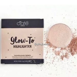 ✨Ciaté London Glow-To Highlighter Illuminating Powder✨